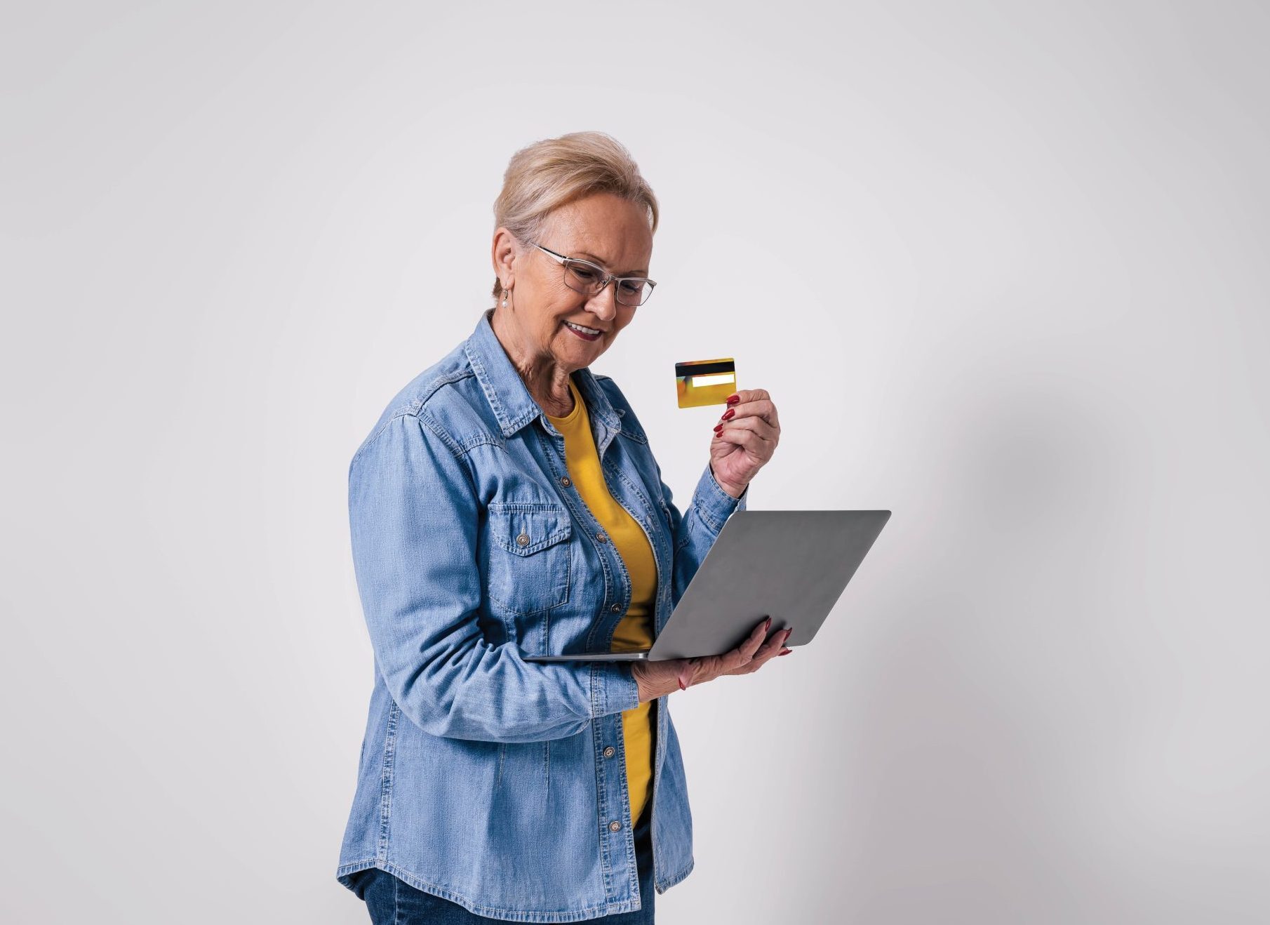 A women using her credit card to purchase something online.